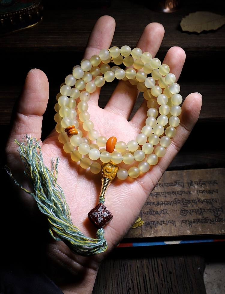Tibetan Simplicity: Natural Highland Goat Horn Mala with Certified Beeswax Accents