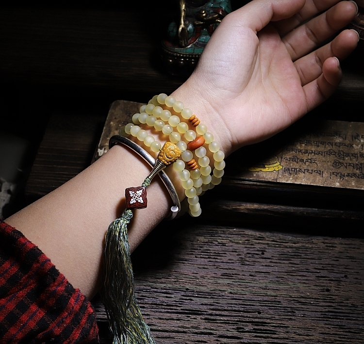 Tibetan Simplicity: Natural Highland Goat Horn Mala with Certified Beeswax Accents