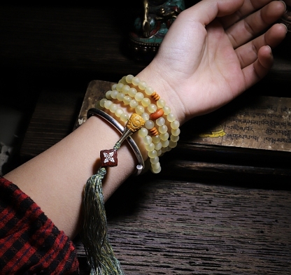 Tibetan Simplicity: Natural Highland Goat Horn Mala with Certified Beeswax Accents