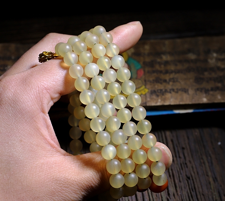 Tibetan Simplicity: Natural Highland Goat Horn Mala with Certified Beeswax Accents