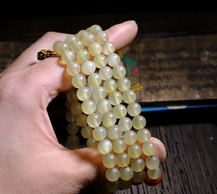 Tibetan Simplicity: Natural Highland Goat Horn Mala with Certified Beeswax Accents