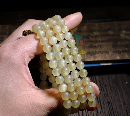 Tibetan Simplicity: Natural Highland Goat Horn Mala with Certified Beeswax Accents