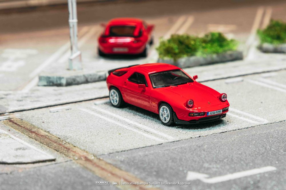 Tarmac Works 1/64 Porsche 928 S RedGLOBAL64 (Pre-order)