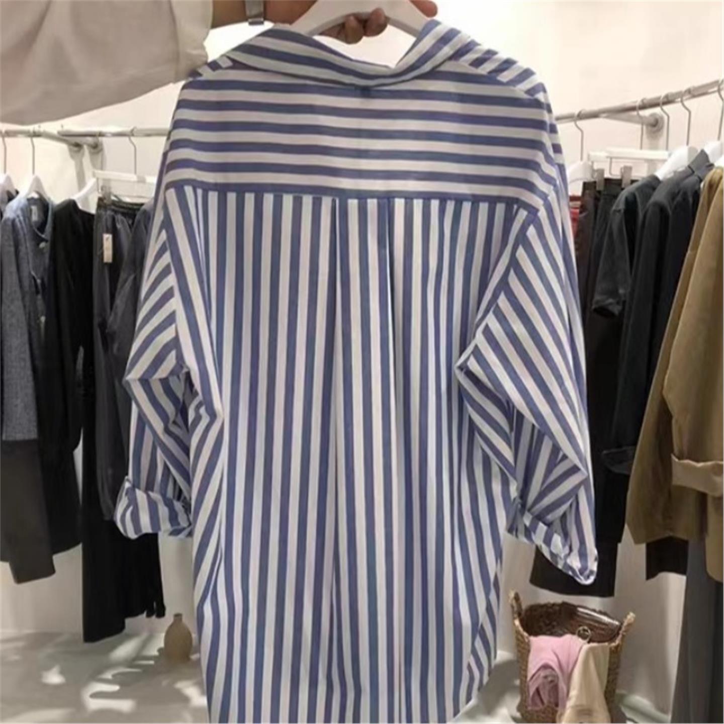 藍色豎條紋襯衫上衣