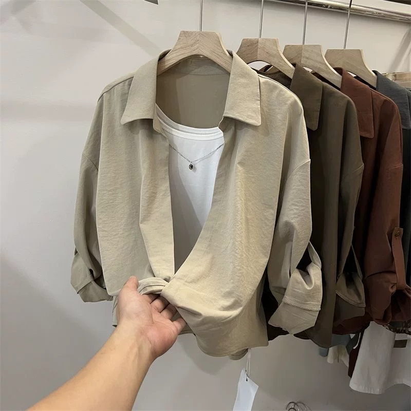 寬鬆翻領捲袖上衣配內搭