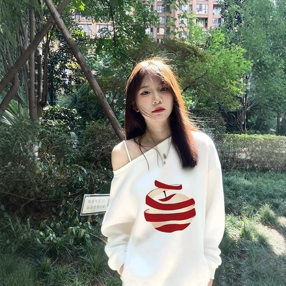 法式斜肩露肩白色蘋果印花設計感小眾寬鬆長袖T恤