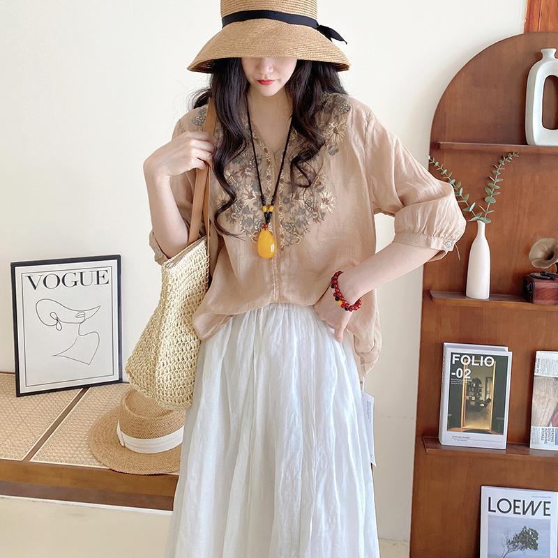 寬鬆文藝天絲棉V領套頭繡花中袖襯衫