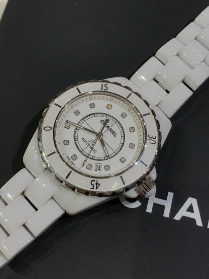 CHANEL J12 33mm セラミックレディースウォッチ｜ホワイト／ブラック｜スイス製クォーツ