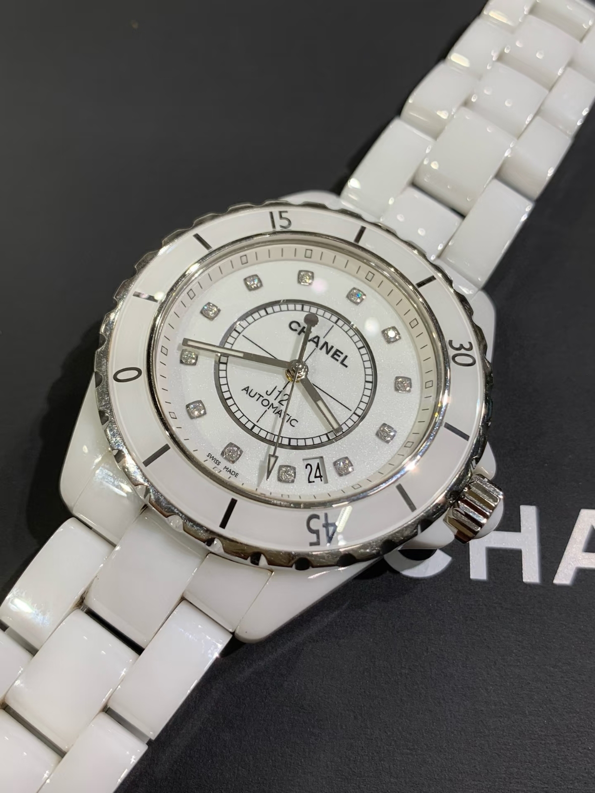 CHANEL J12 33mm セラミックレディースウォッチ｜ホワイト／ブラック｜スイス製クォーツ