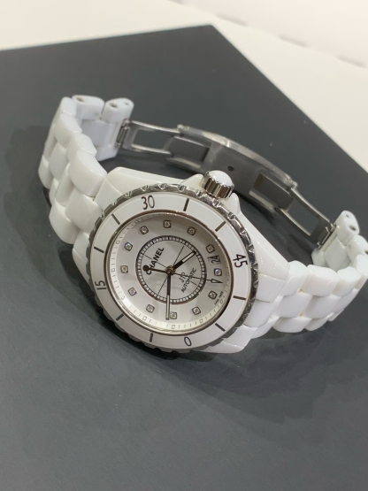 CHANEL J12 33mm セラミックレディースウォッチ｜ホワイト／ブラック｜スイス製クォーツ