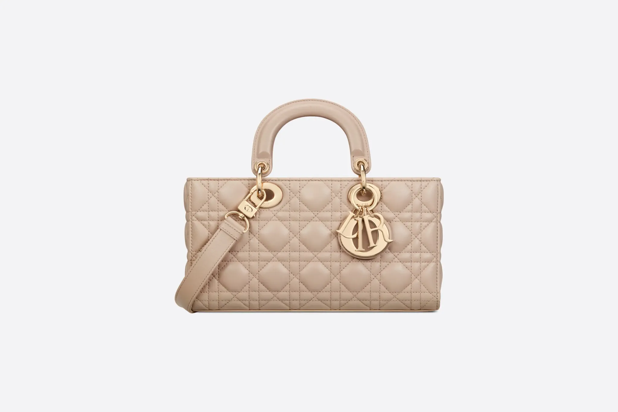 【Dior】スターと同じバッグが欲しい？佐藤晴美さん、富岡佳子さん愛用している同項 のLADY D-JOY ミディアムバッグ！雑誌掲載で大人気！