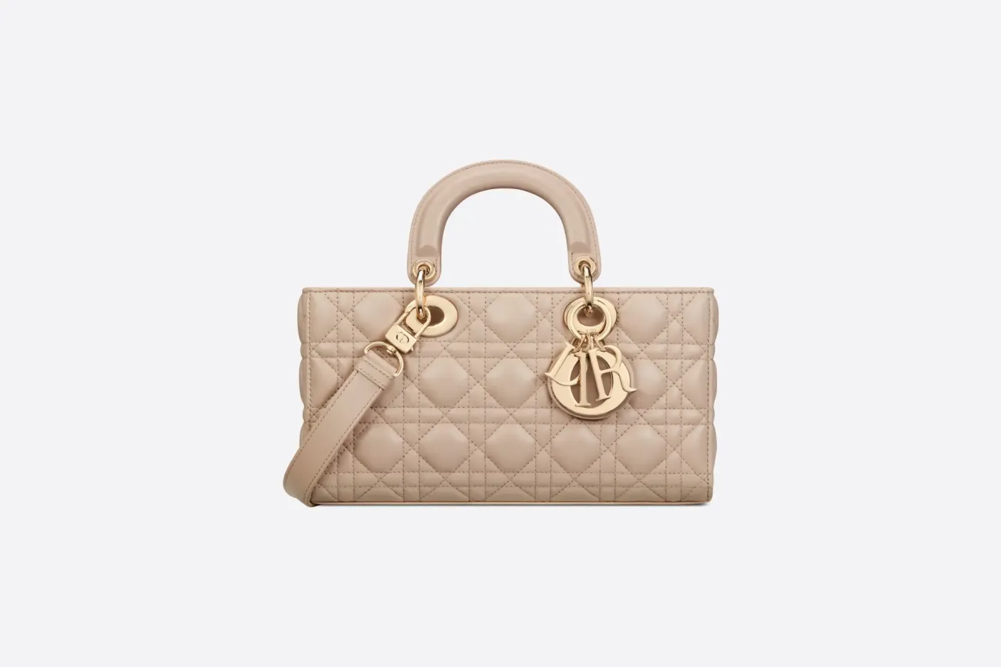 【Dior】スターと同じバッグが欲しい？佐藤晴美さん、富岡佳子さん愛用している同項 のLADY D-JOY ミディアムバッグ！雑誌掲載で大人気！