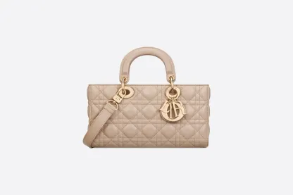 【Dior】スターと同じバッグが欲しい？佐藤晴美さん、富岡佳子さん愛用している同項 のLADY D-JOY ミディアムバッグ！雑誌掲載で大人気！