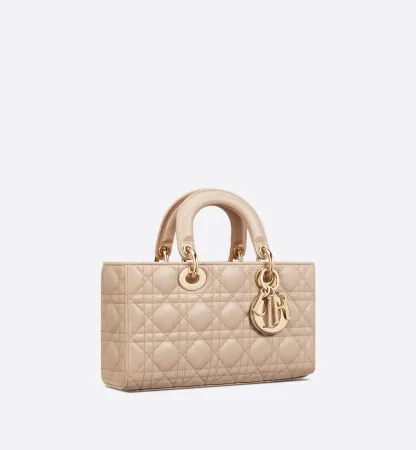 【Dior】スターと同じバッグが欲しい？佐藤晴美さん、富岡佳子さん愛用している同項 のLADY D-JOY ミディアムバッグ！雑誌掲載で大人気！