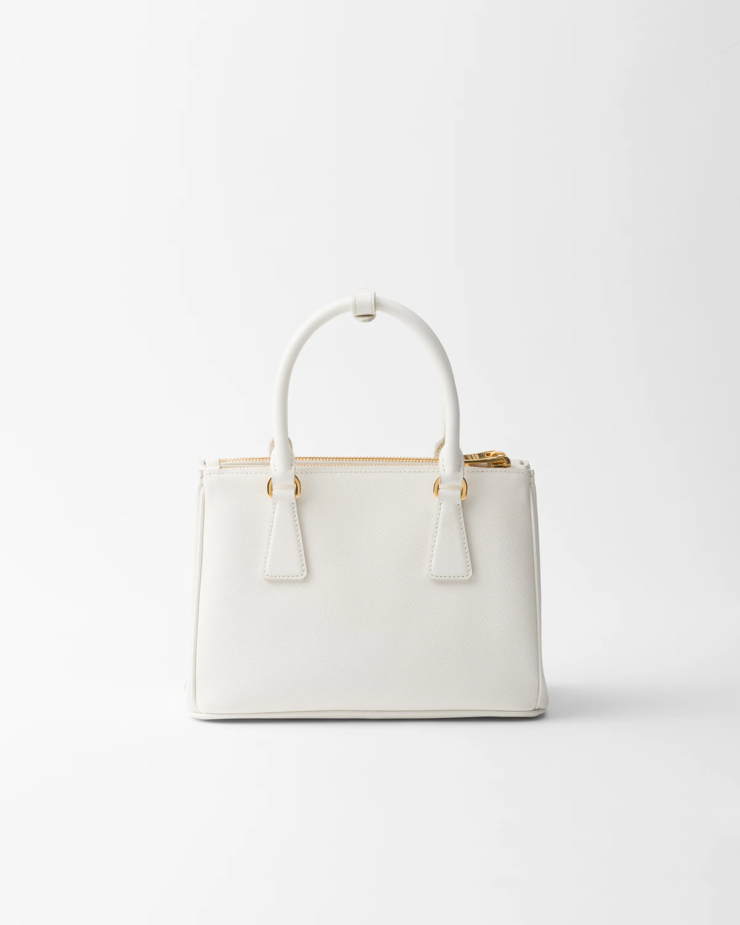 【PRADA】長澤まさみさん着用！夏感あふれる新作“ストローバッグ”が登場