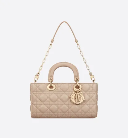 【Dior】スターと同じバッグが欲しい？佐藤晴美さん、富岡佳子さん愛用している同項 のLADY D-JOY ミディアムバッグ！雑誌掲載で大人気！