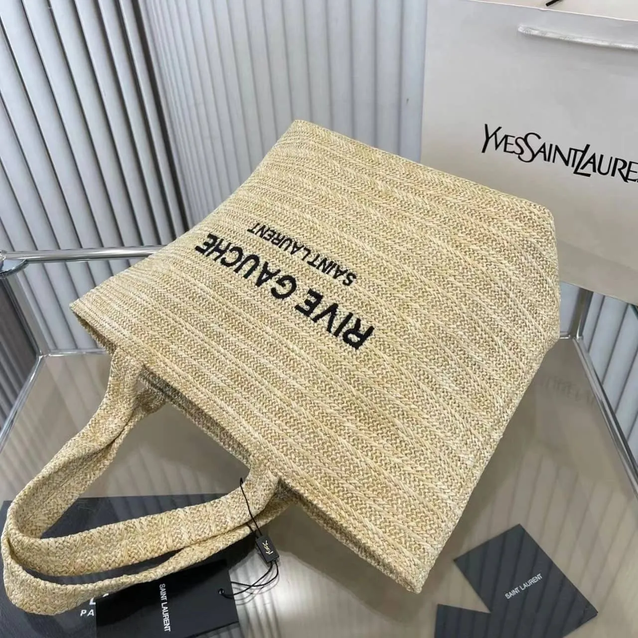 【SAINT LAURENT】VIVI雑誌掲載🔥！藤井サチ、東原亜希さんが夢中！夏の最新アイテム！RAFFIA リヴ・ゴーシュトートバッグ！セレブの必需品！手に入れるチャンスを見逃すな！