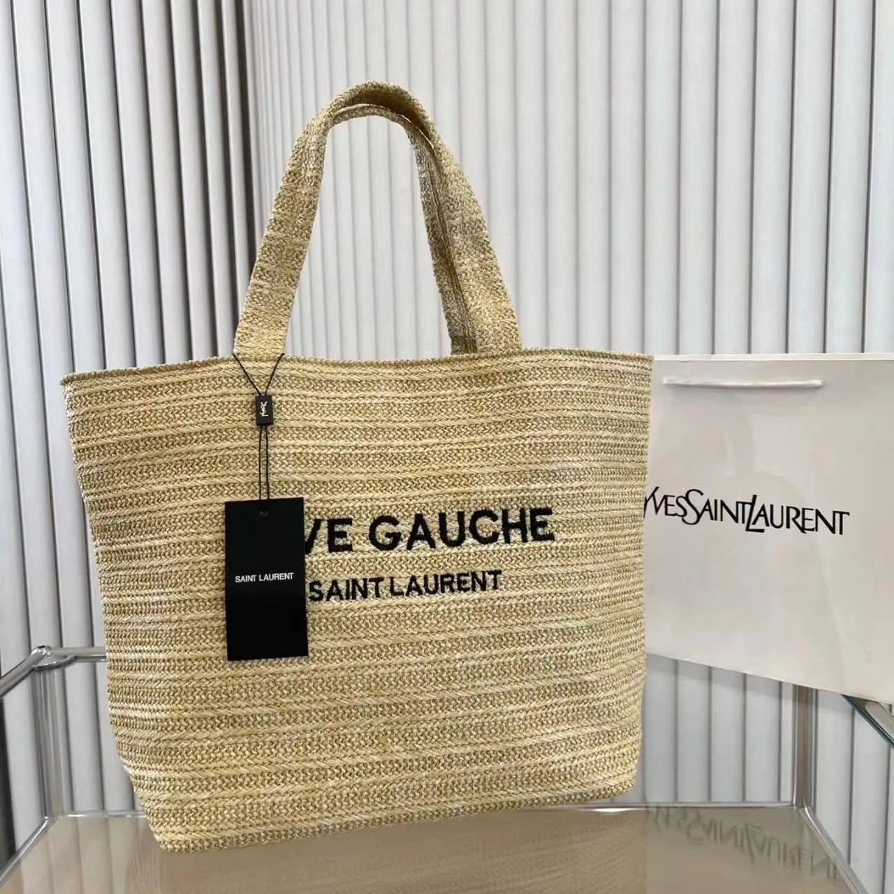 【SAINT LAURENT】VIVI雑誌掲載🔥！藤井サチ、東原亜希さんが夢中！夏の最新アイテム！RAFFIA リヴ・ゴーシュトートバッグ！セレブの必需品！手に入れるチャンスを見逃すな！