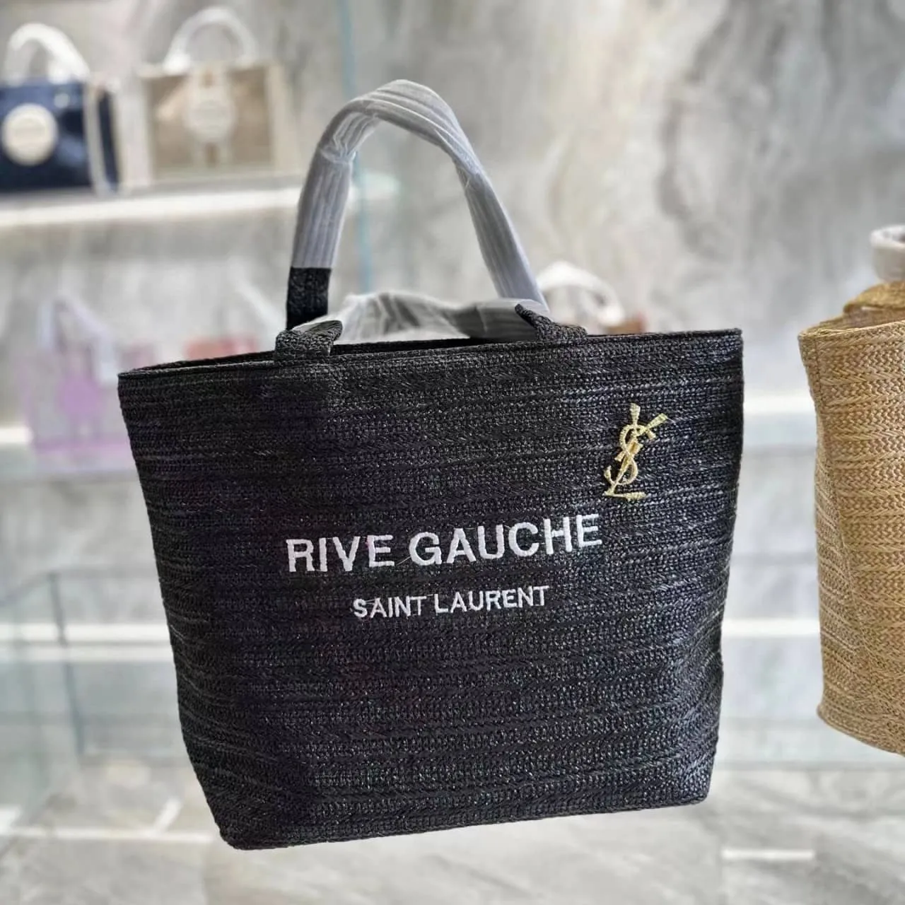 【SAINT LAURENT】VIVI雑誌掲載🔥！藤井サチ、東原亜希さんが夢中！夏の最新アイテム！RAFFIA リヴ・ゴーシュトートバッグ！セレブの必需品！手に入れるチャンスを見逃すな！