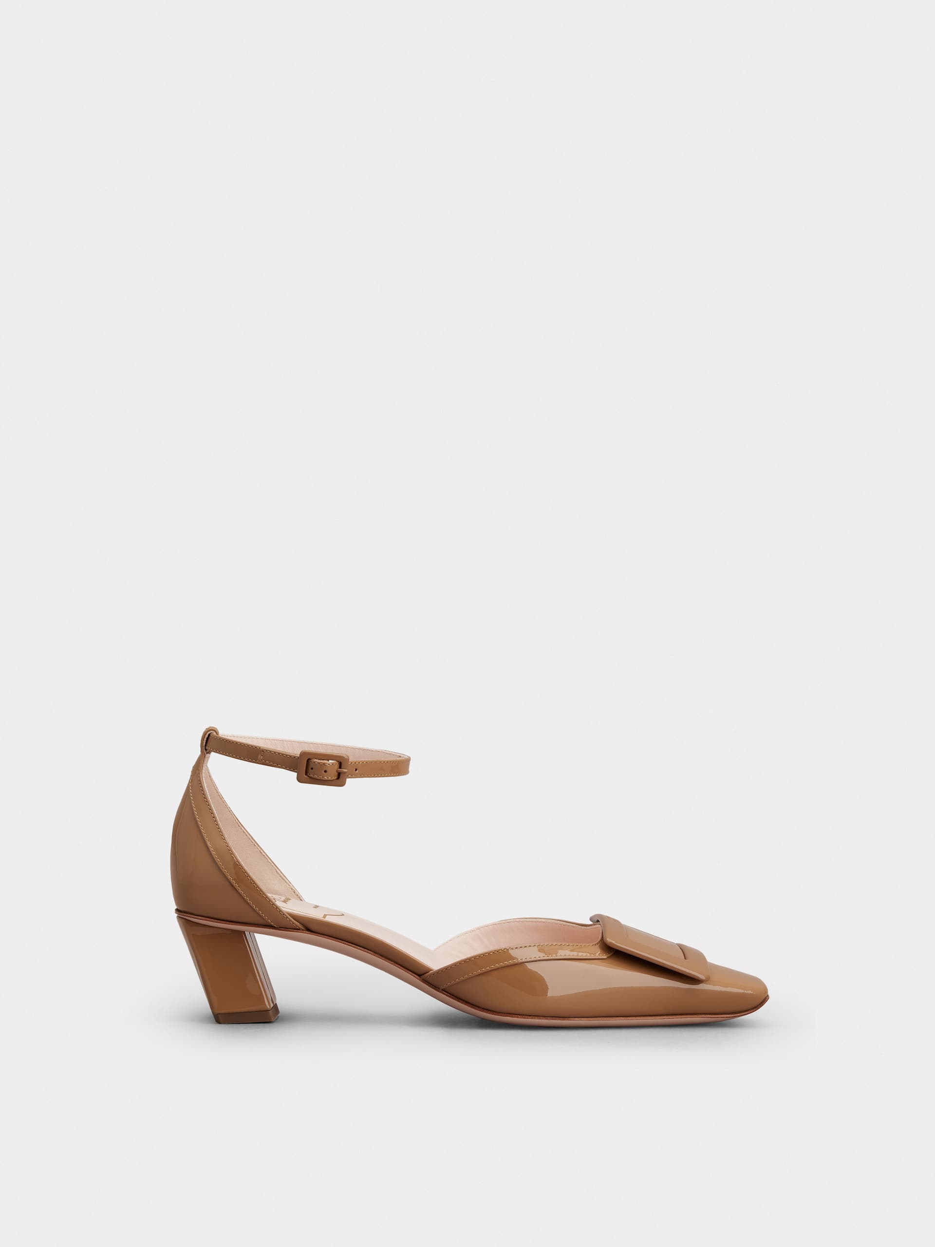 「ベル ヴィヴィエ」ラッカード バックル パテントレザー アンクル ストラップ パンプス 45 mm ブラウン