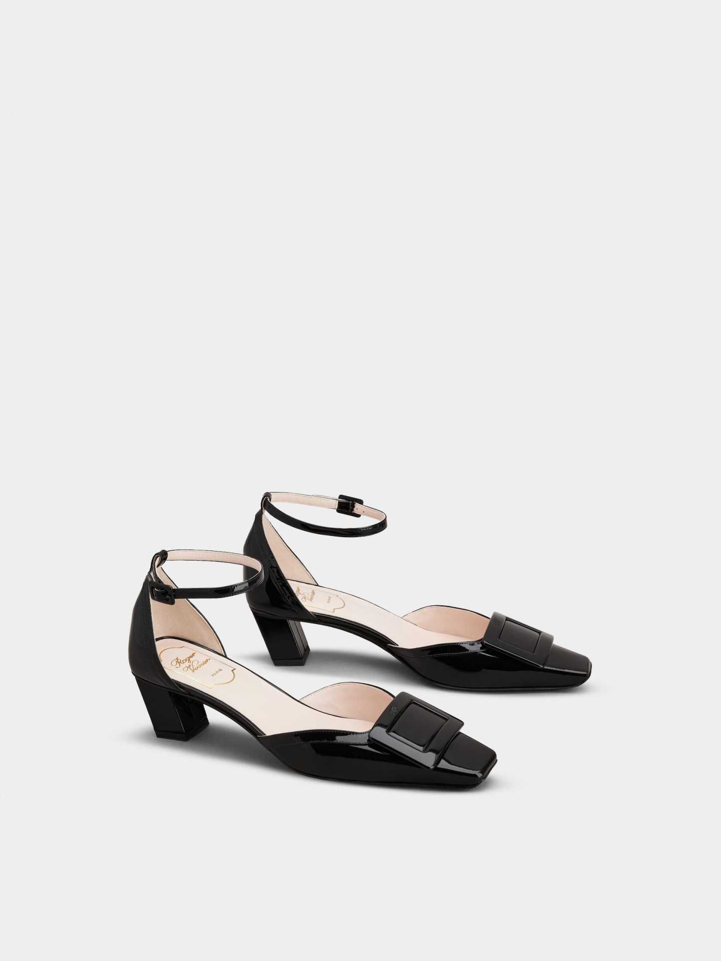 「ベル ヴィヴィエ」ラッカード バックル パテントレザー アンクル ストラップ パンプス 45 mm ブラック