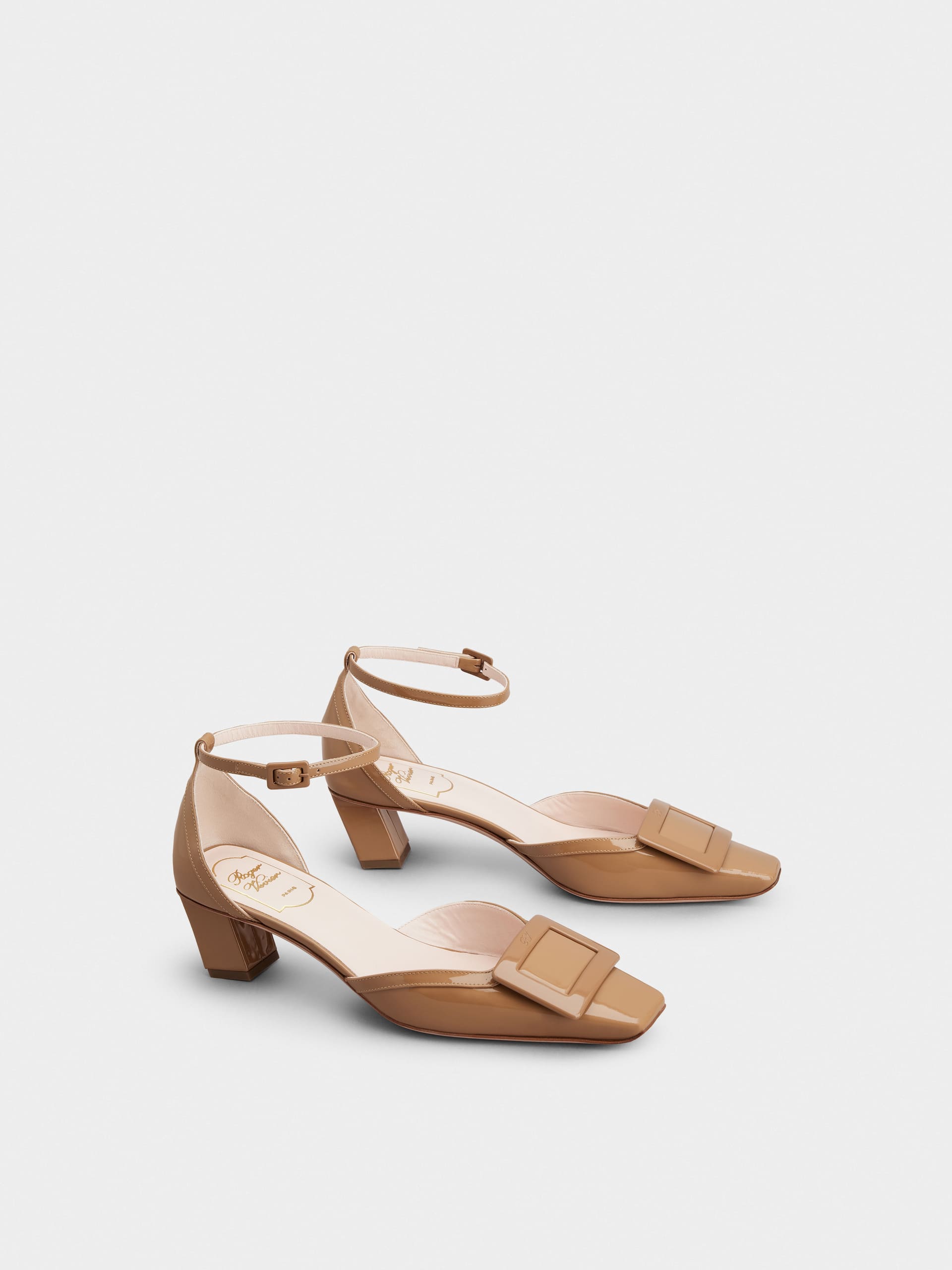 「ベル ヴィヴィエ」ラッカード バックル パテントレザー アンクル ストラップ パンプス 45 mm ブラウン