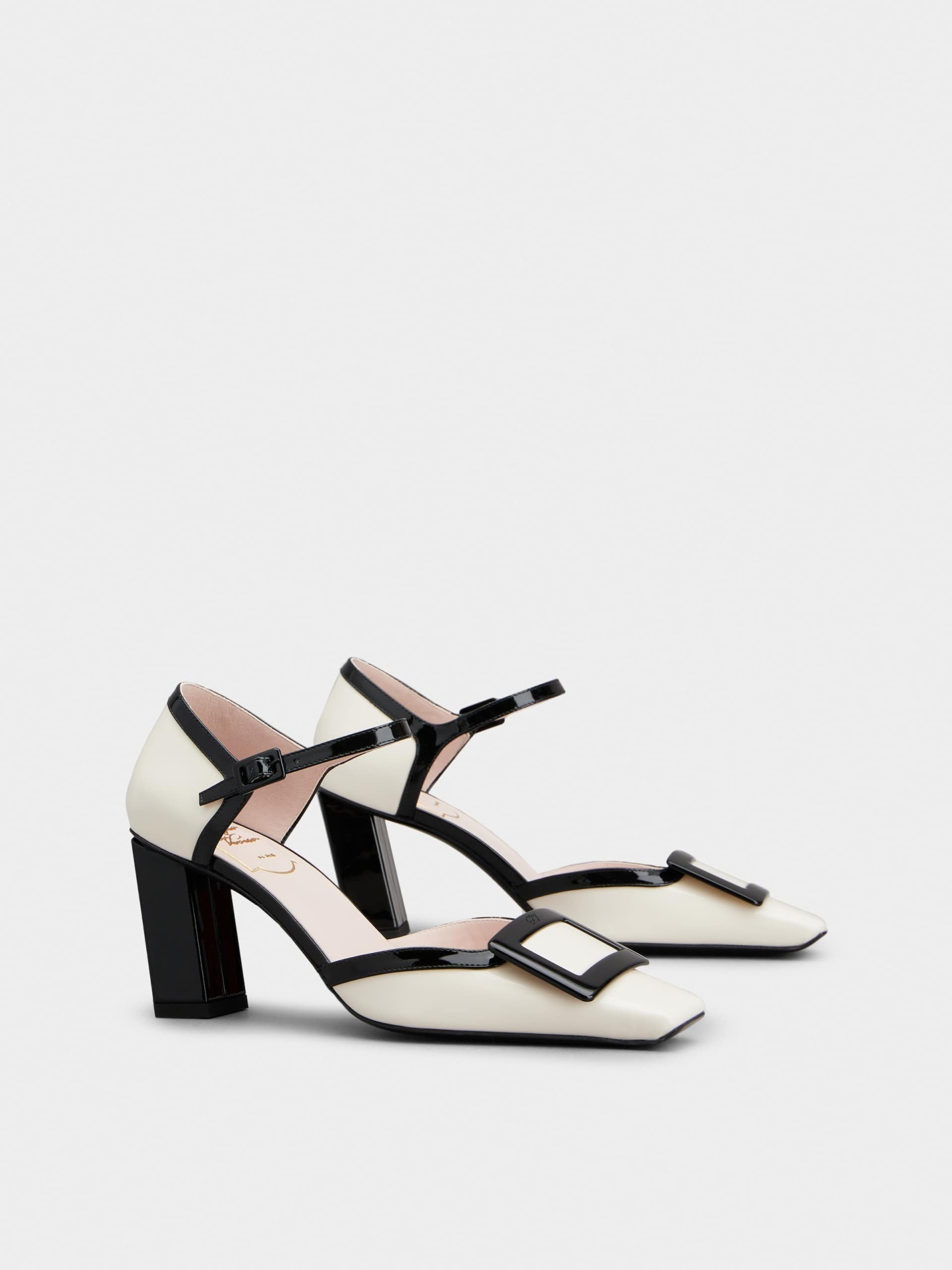 「ベル ヴィヴィエ」ドルセー ラッカード バックル パテントレザー パンプス 75 mm ブラック, クリーム