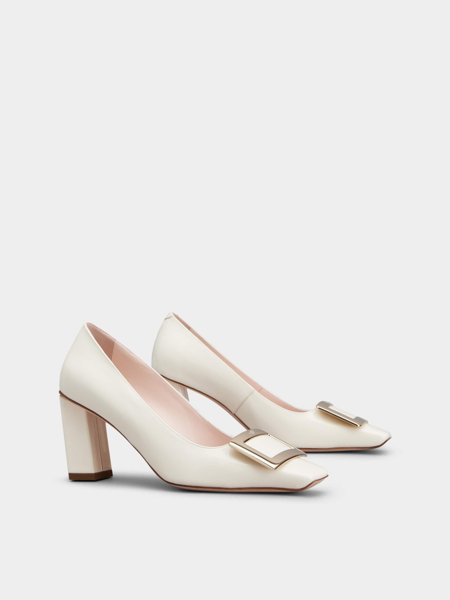 「ベル ヴィヴィエ」メタル バックル パテントレザー パンプス 75 mm クリーム