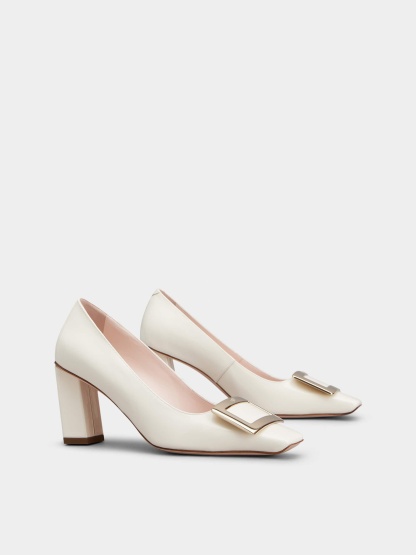 「ベル ヴィヴィエ」メタル バックル パテントレザー パンプス 75 mm クリーム