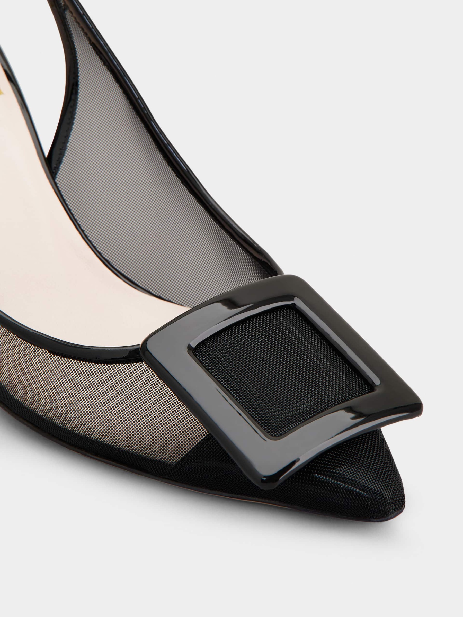 「ヴィヴ イン ザ シティ」ネット カバード バックル ファブリック スリングバック パンプス 65 mm ブラック