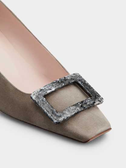 「ベル ヴィヴィエ」 ストーン バックル スエード パンプス 45 mm ベージュ