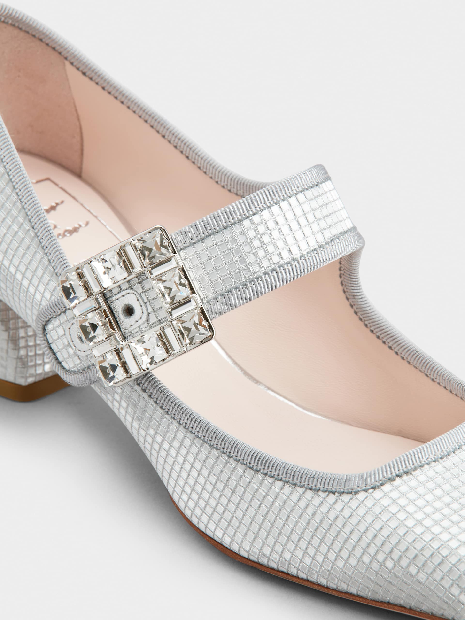 「トレ ヴィヴィエ」ストラス バックル ファブリック ベビー パンプス 45 mm シルバー