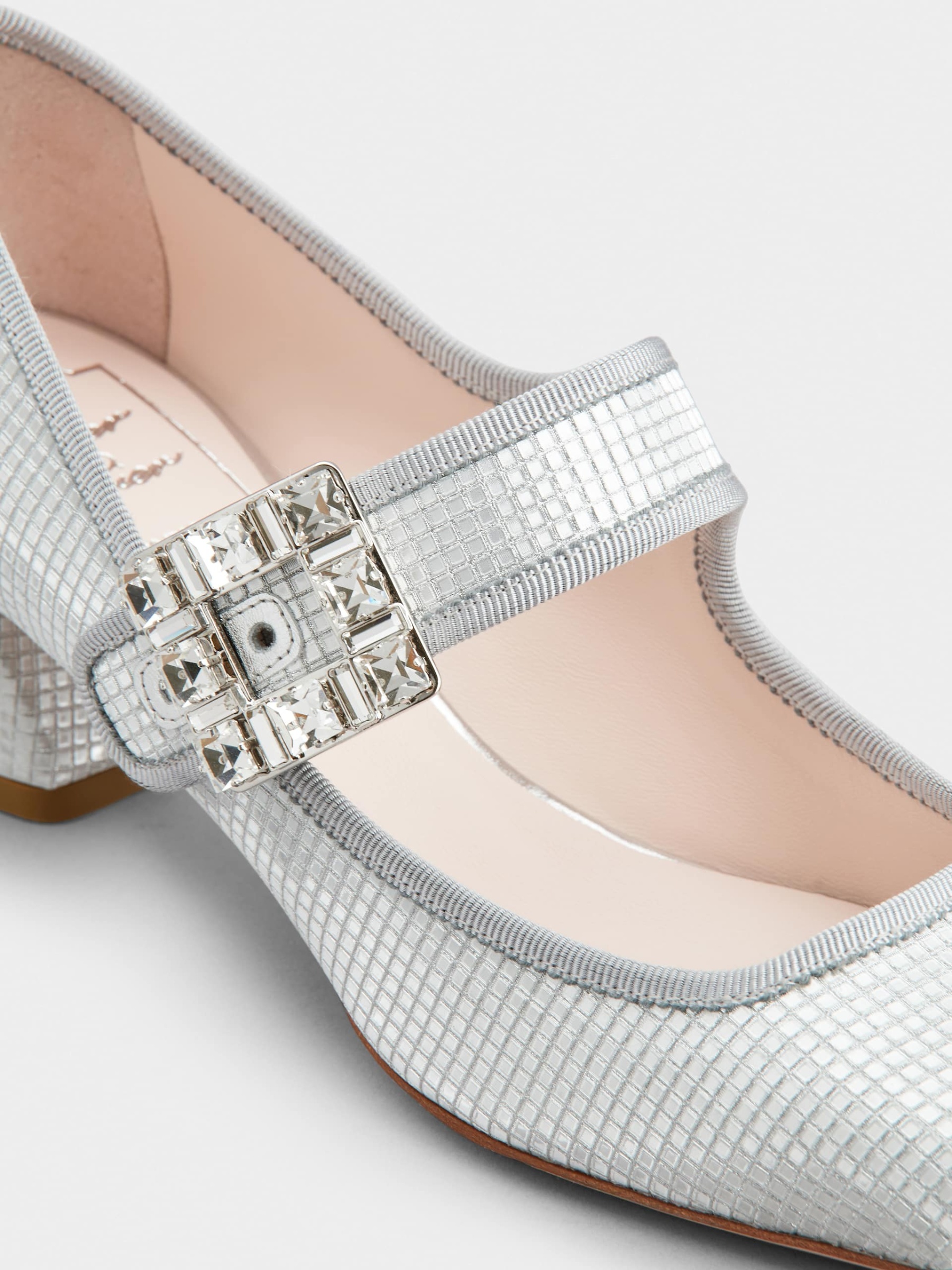 「トレ ヴィヴィエ」ストラス バックル ファブリック ベビー パンプス 45 mm シルバー