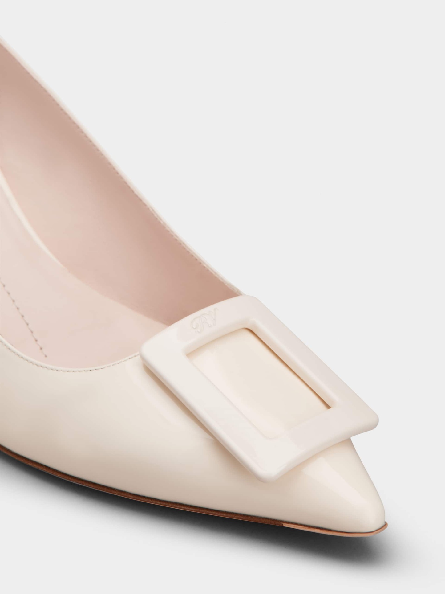 「ヴィルギュル」ラッカード バックル パテントレザー スリングバック パンプス 55 mm クリーム