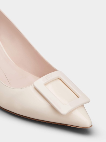 「ヴィルギュル」ラッカード バックル パテントレザー スリングバック パンプス 55 mm クリーム