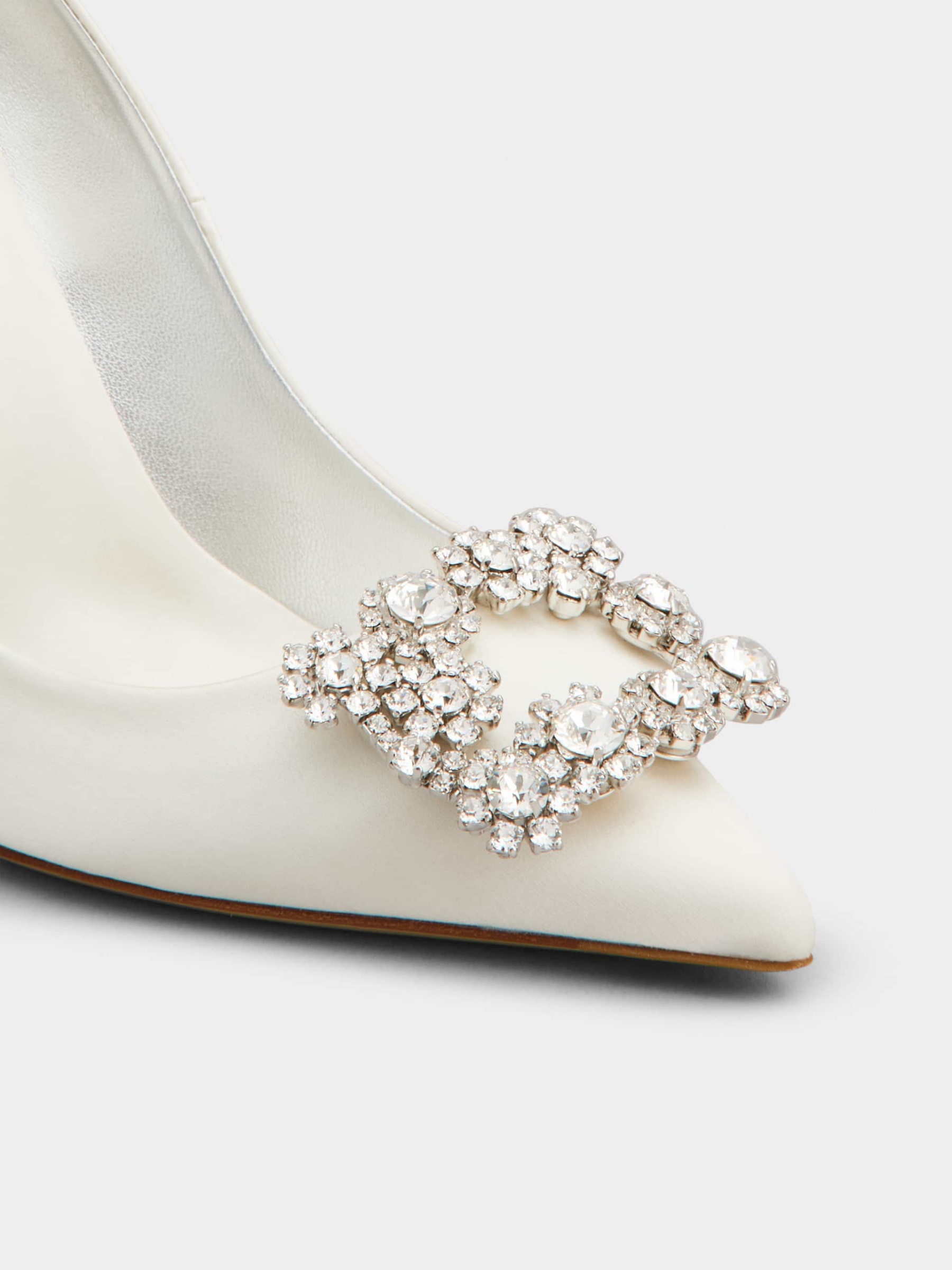 「フラワーストラス」バックル パンプス 100 mm ベージュ