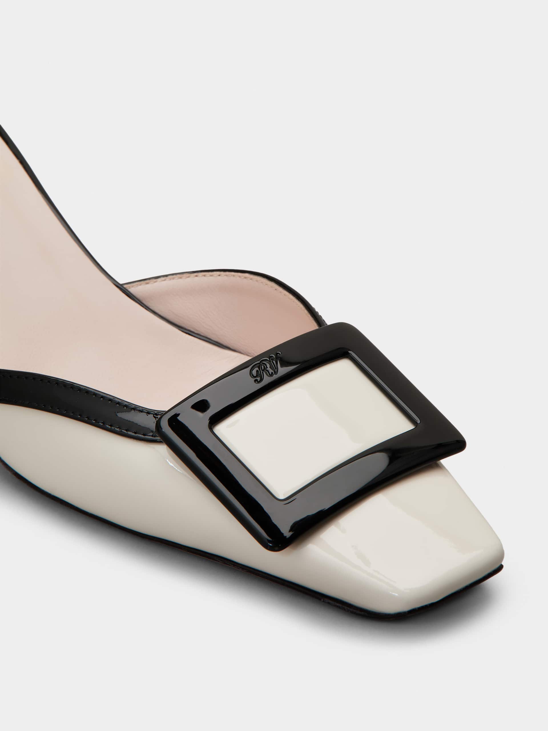 「ベル ヴィヴィエ」ラッカード バックル パテントレザー アンクル ストラップ パンプス 45 mm クリーム