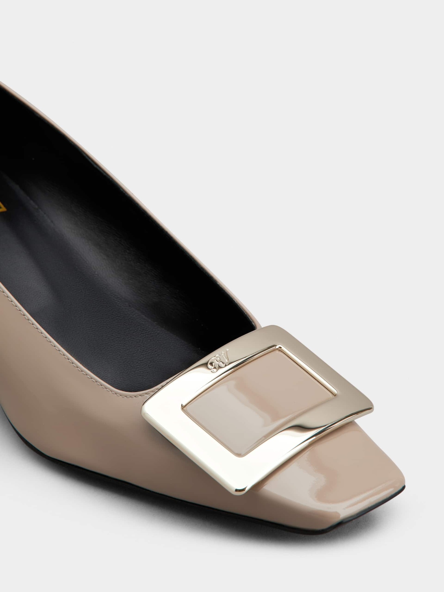 「ベル ヴィヴィエ」パテントレザー パンプス 45 mm ベージュ