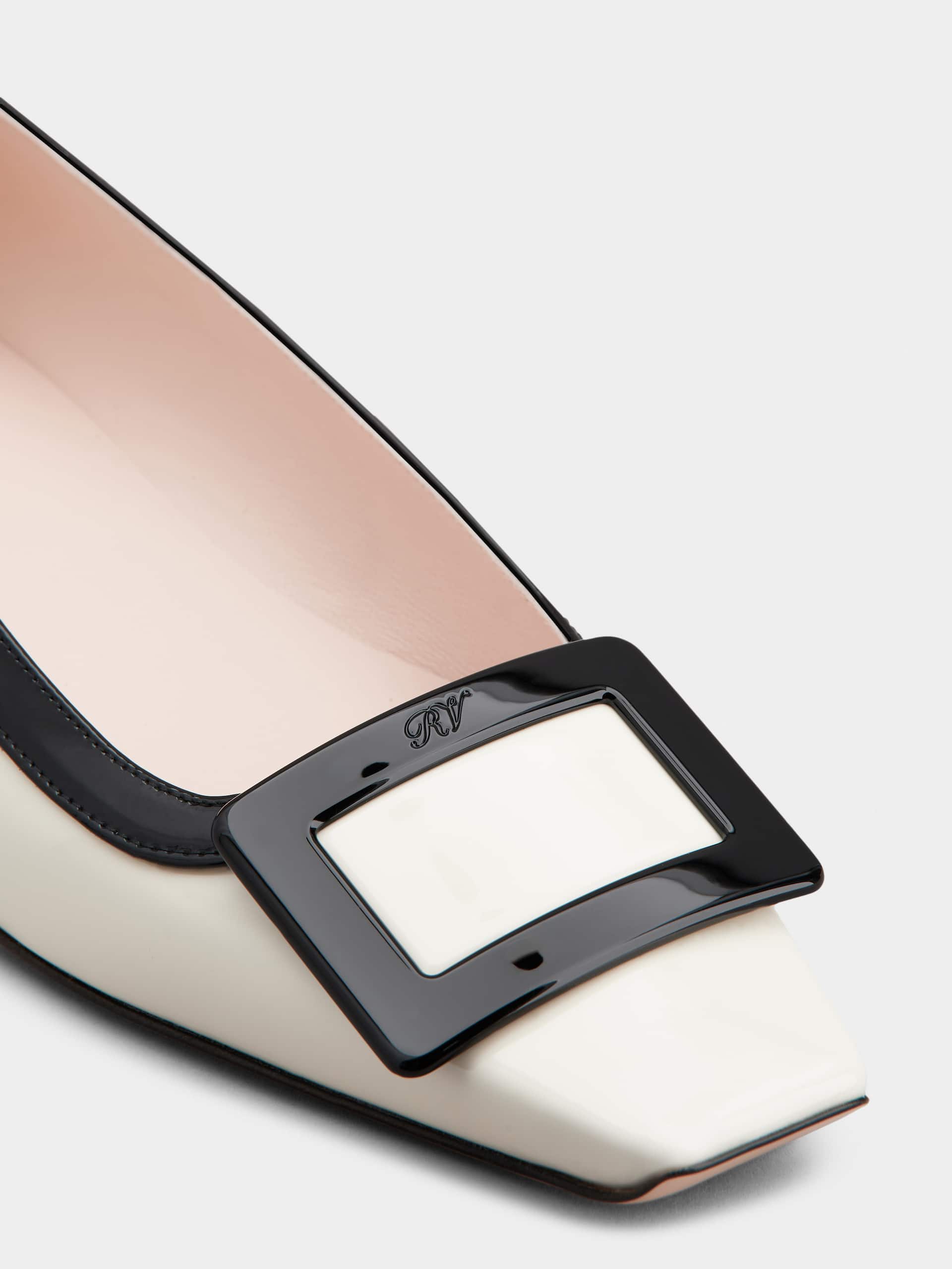 「ベル ヴィヴィエ」ラッカード バックル パテントレザー バレリーナ 25 mm ブラック, クリーム