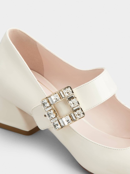 「トレ ヴィヴィエ」 ストラス バックル ベビー パンプス 45 mm クリーム
