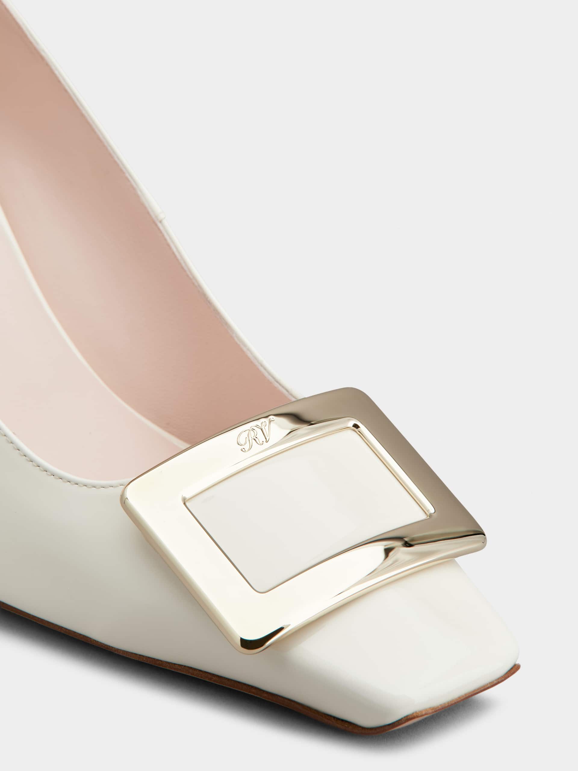 「ベル ヴィヴィエ」メタル バックル パテントレザー パンプス 75 mm クリーム