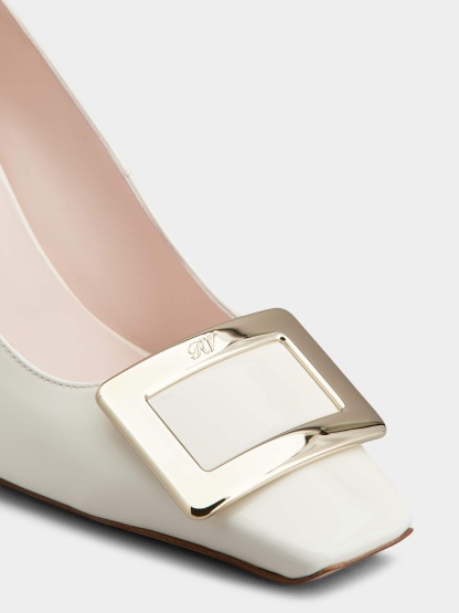 「ベル ヴィヴィエ」メタル バックル パテントレザー パンプス 75 mm クリーム