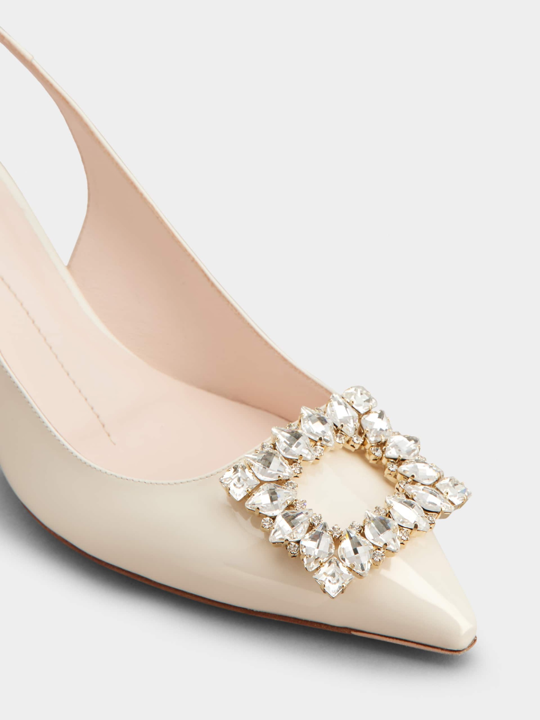 「ヴィルギュル」ストラス バックル パテント レザー スリングバック パンプス 55 mm クリーム