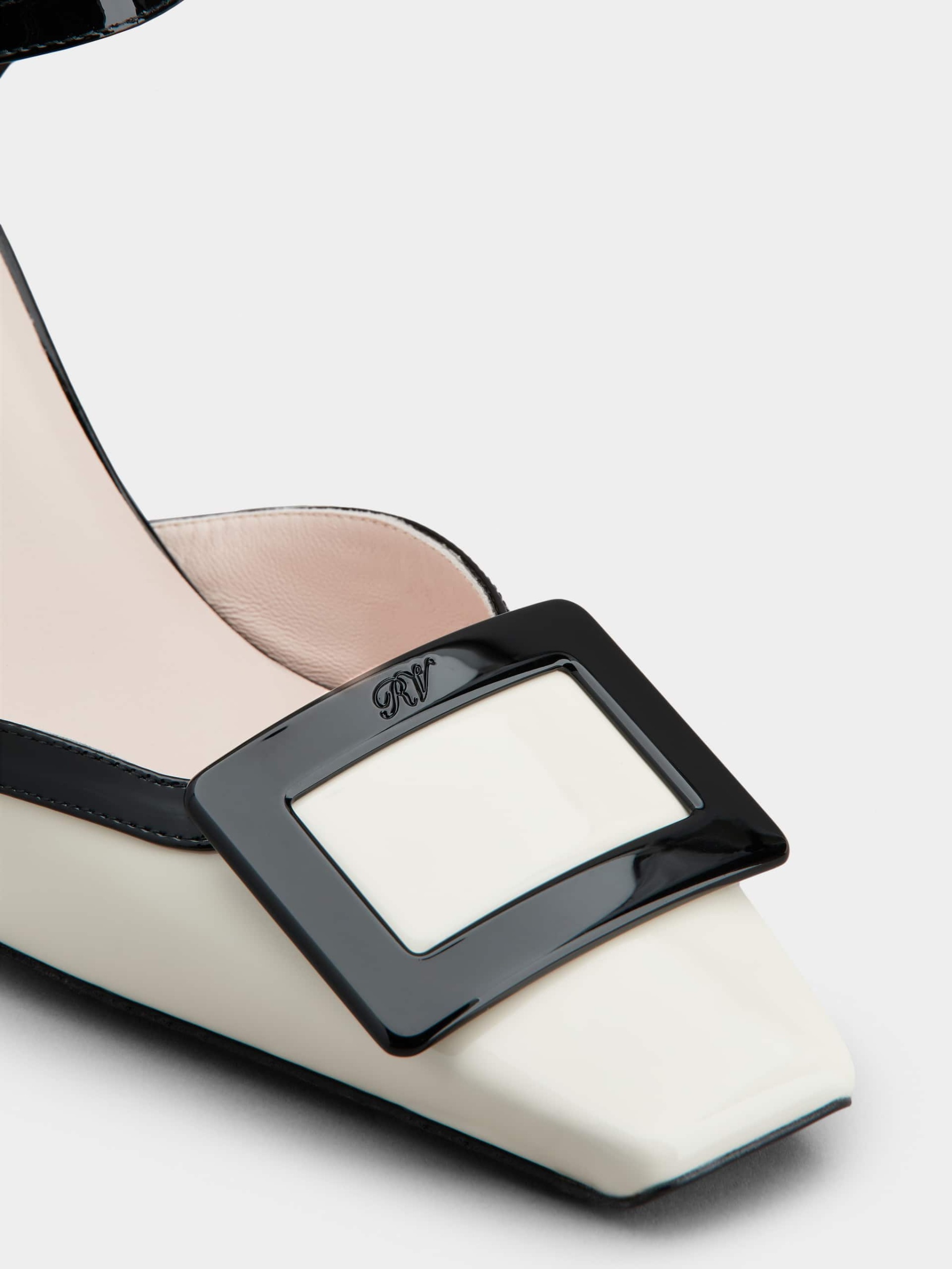 「ベル ヴィヴィエ」ドルセー ラッカード バックル パテントレザー パンプス 75 mm ブラック, クリーム