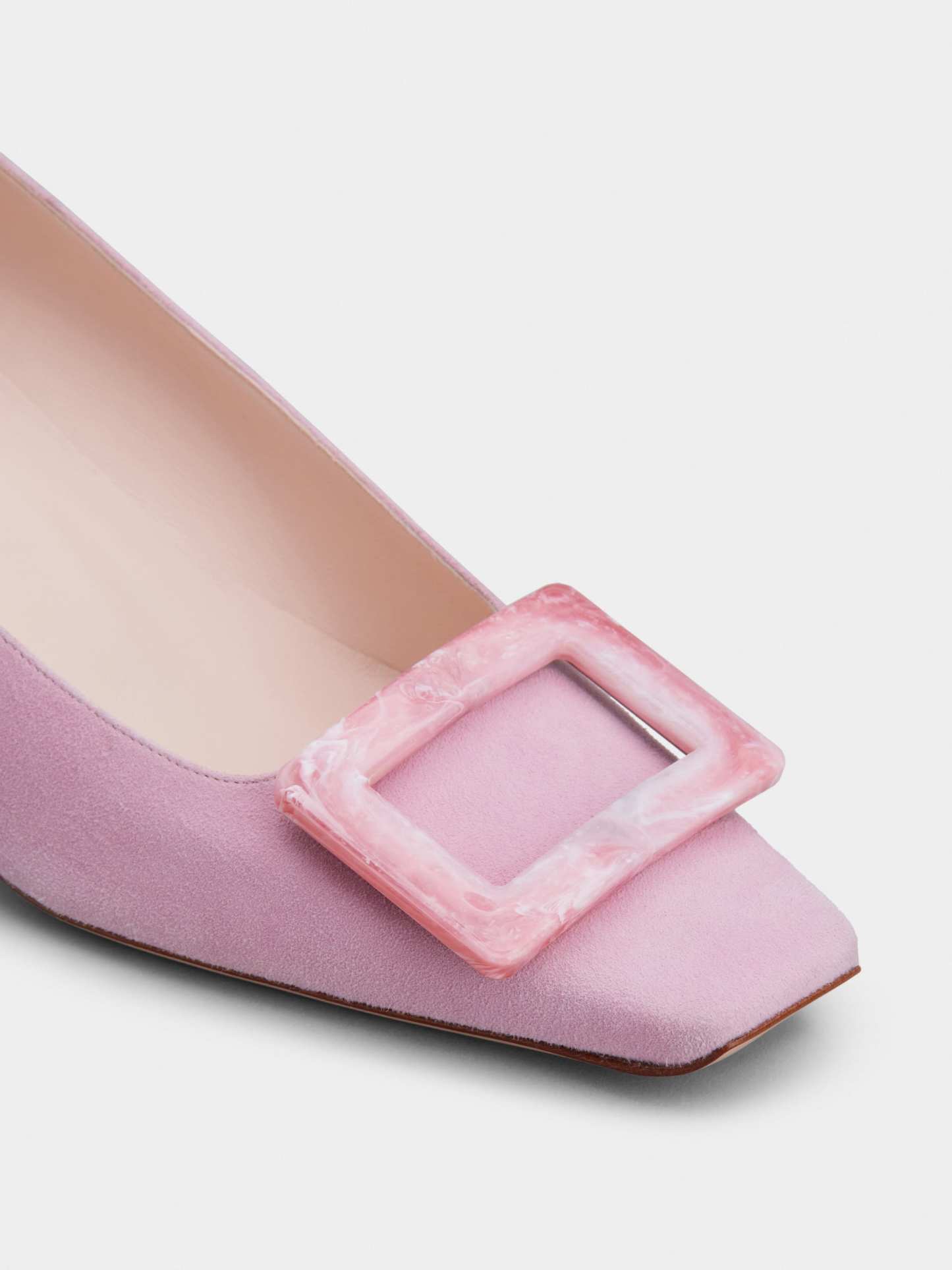 「ベル ヴィヴィエ」 ストーン バックル スエード パンプス 45 mm ピンク