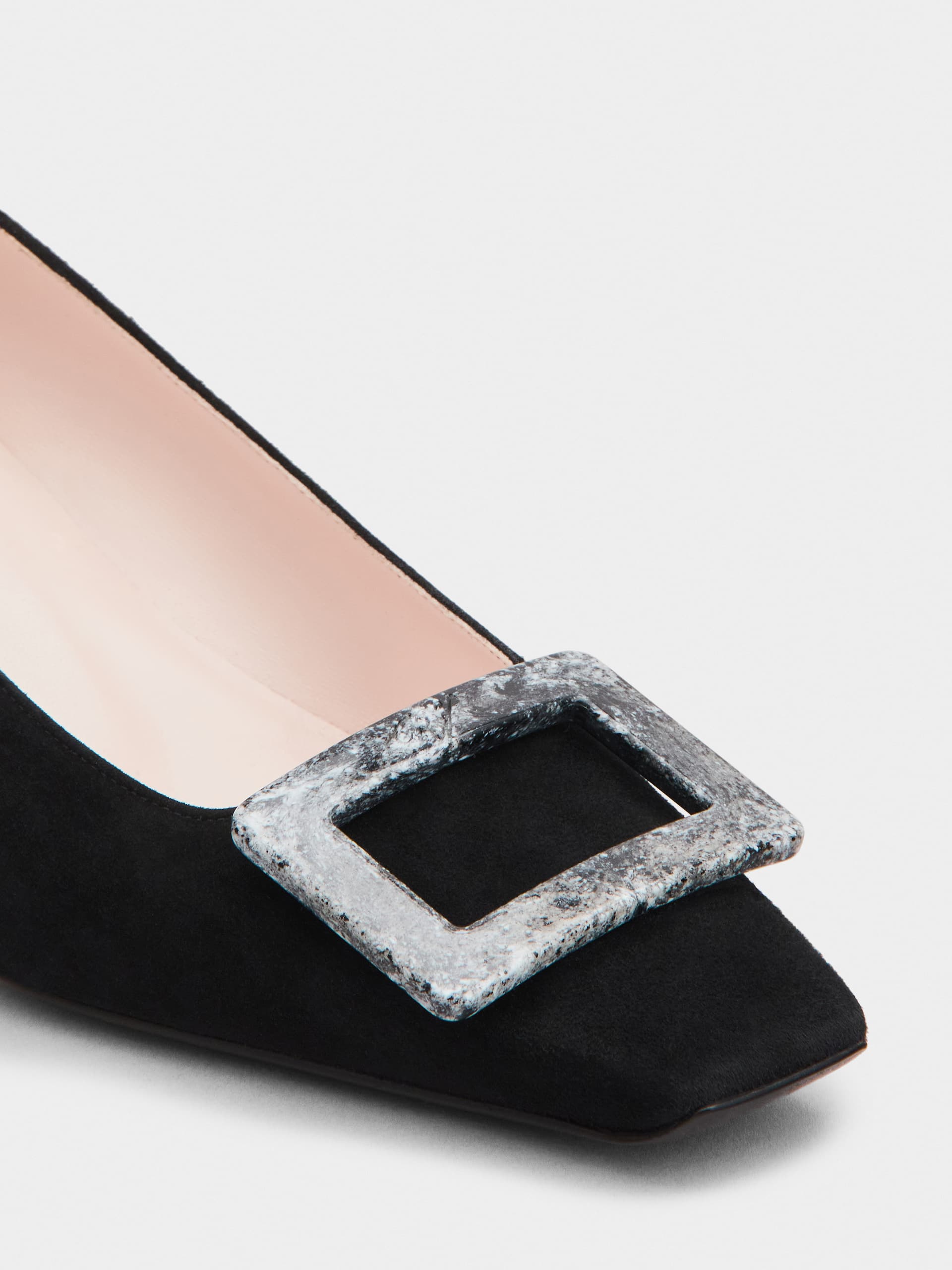 「ベル ヴィヴィエ」 ストーン バックル スエード パンプス 45 mm ブラック