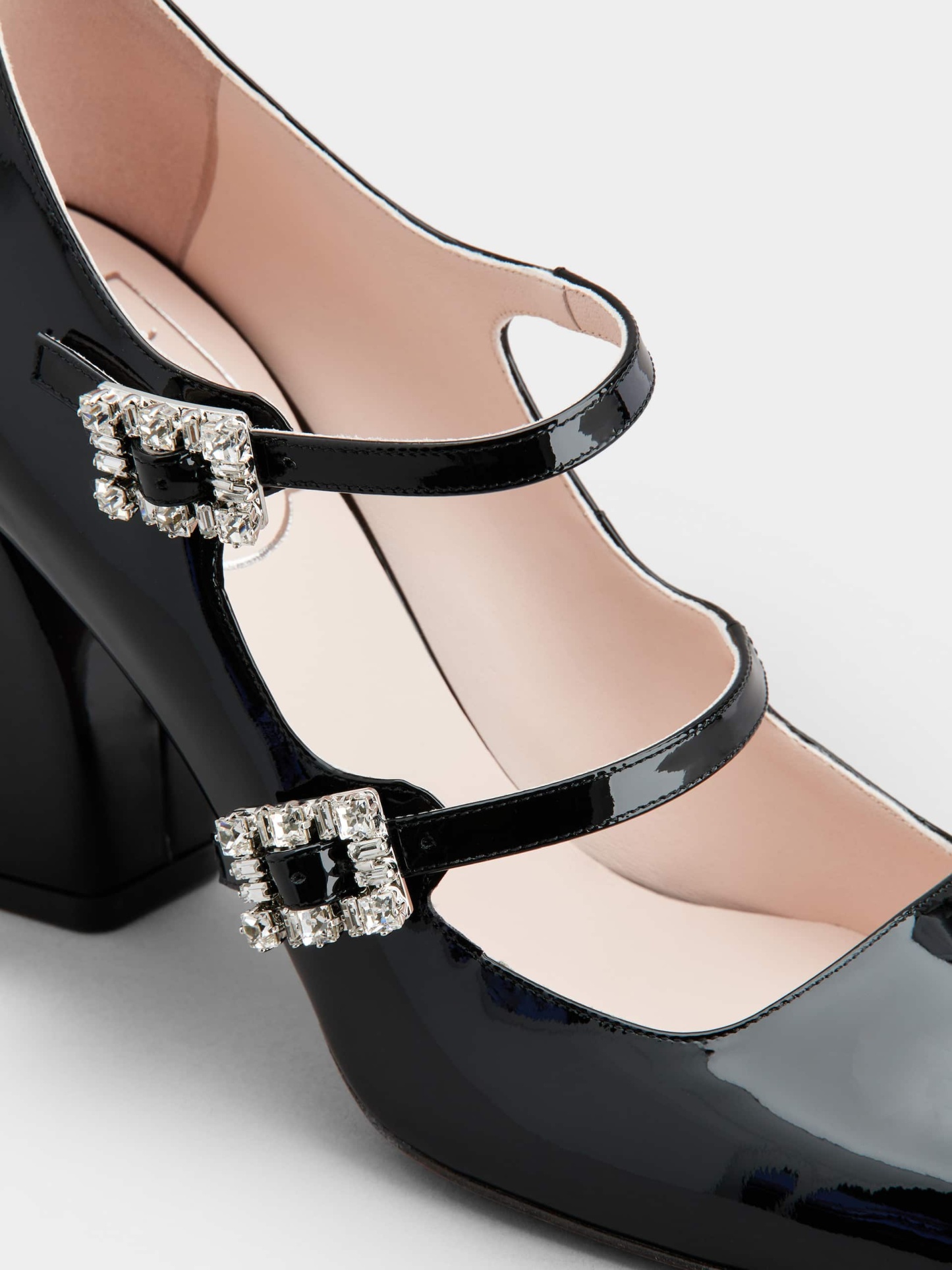 「トレ ヴィヴィエ」ストラス バックル パテントレザー ベビー パンプス ミニ 85 mm ブラック