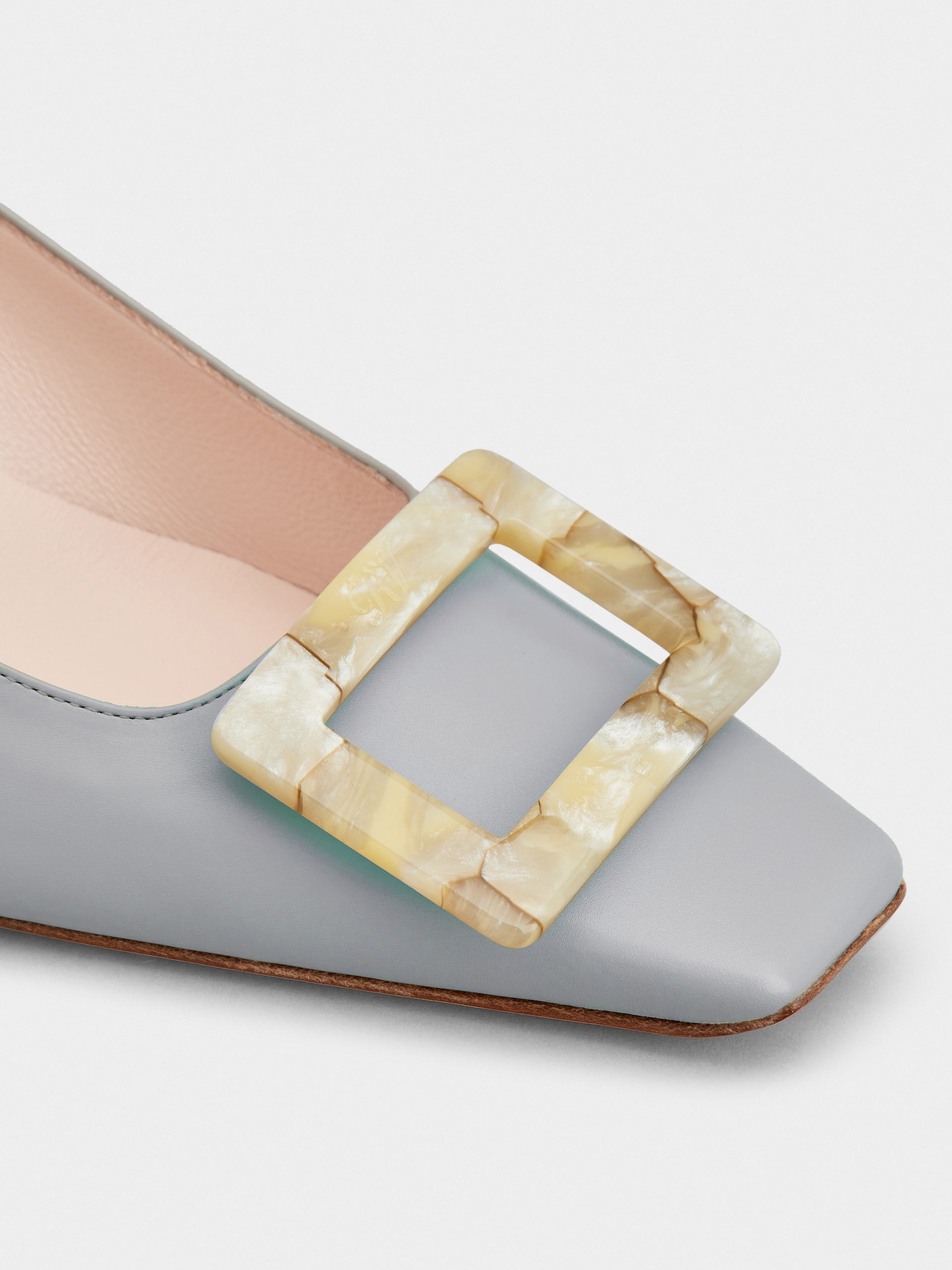 ベル ヴィヴィエ マザーパール バックル パンプス 45 mm グレー