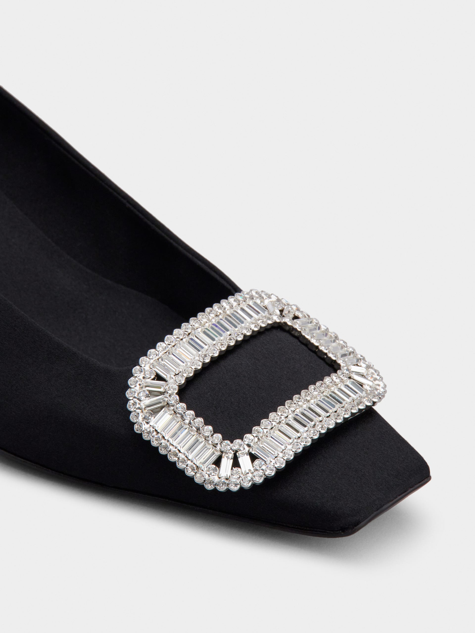 「ベル ヴィヴィエ」ピルグリム バックル サテン パンプス 45 mm ブラック