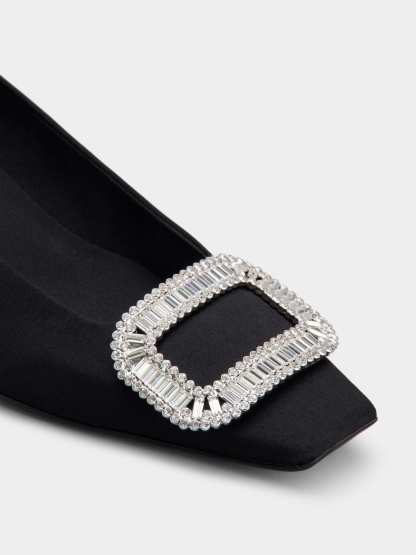 「ベル ヴィヴィエ」ピルグリム バックル サテン パンプス 45 mm ブラック